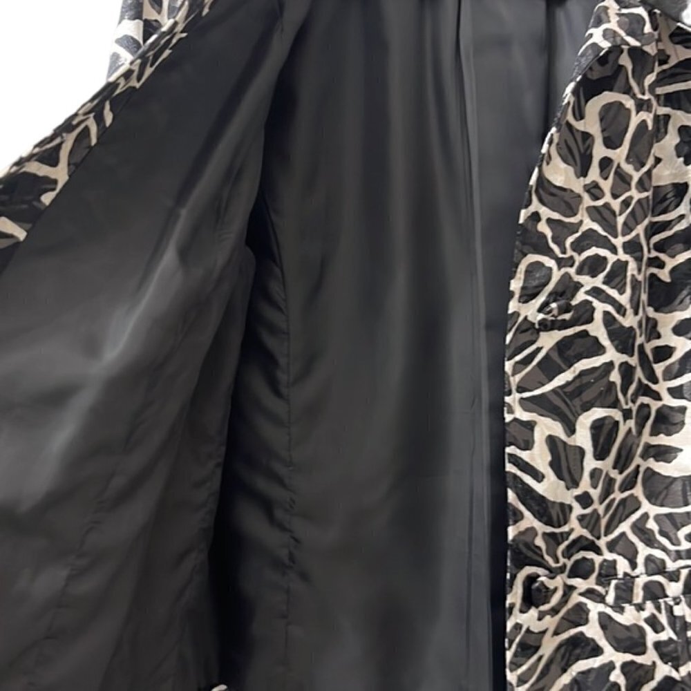 Chico's Women's Shiny Black & White Giraffe Print Cropped Spring Jacket Medium - Picture 8 of 10